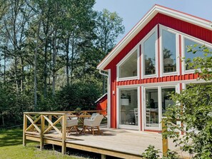 Outdoor dining - Modern loft house in the woods near Gullabo (Gullabo)