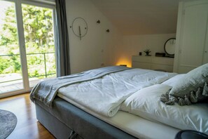 Desk, free WiFi - Spacious country house in the Vulkaneifel (Bleckhausen)