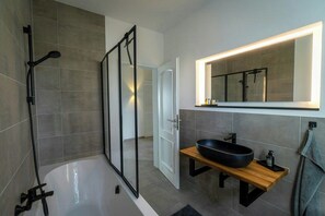 Shower - Spacious country house in the Vulkaneifel (Bleckhausen)