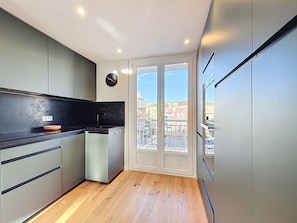 Private kitchen - Apartment for 4 people - City center (SAINTE MAXIME)