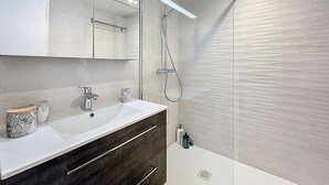 Bathroom - Apartment for 4 people - City center (SAINTE MAXIME)