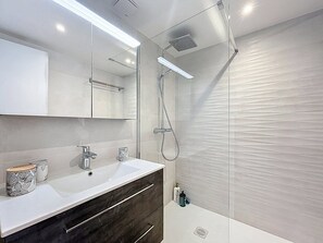 Bathroom - Apartment for 4 people - City center (SAINTE MAXIME)