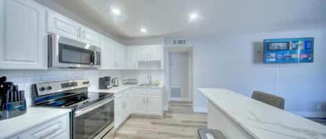Apartment, 2 Bedrooms, Balcony, River View | Private kitchen