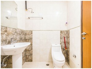 Shower, rainfall showerhead, slippers, towels - Hotel Hilroz Near Golden Temple Amritsar (Amritsar)