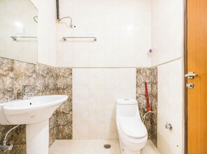 Shower, rainfall showerhead, slippers, towels - Hotel Hilroz Near Golden Temple Amritsar (Amritsar)