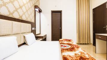 Standard Double Room, Multiple Beds, Air conditioning | Hypo-allergenic bedding, desk, soundproofing, free WiFi