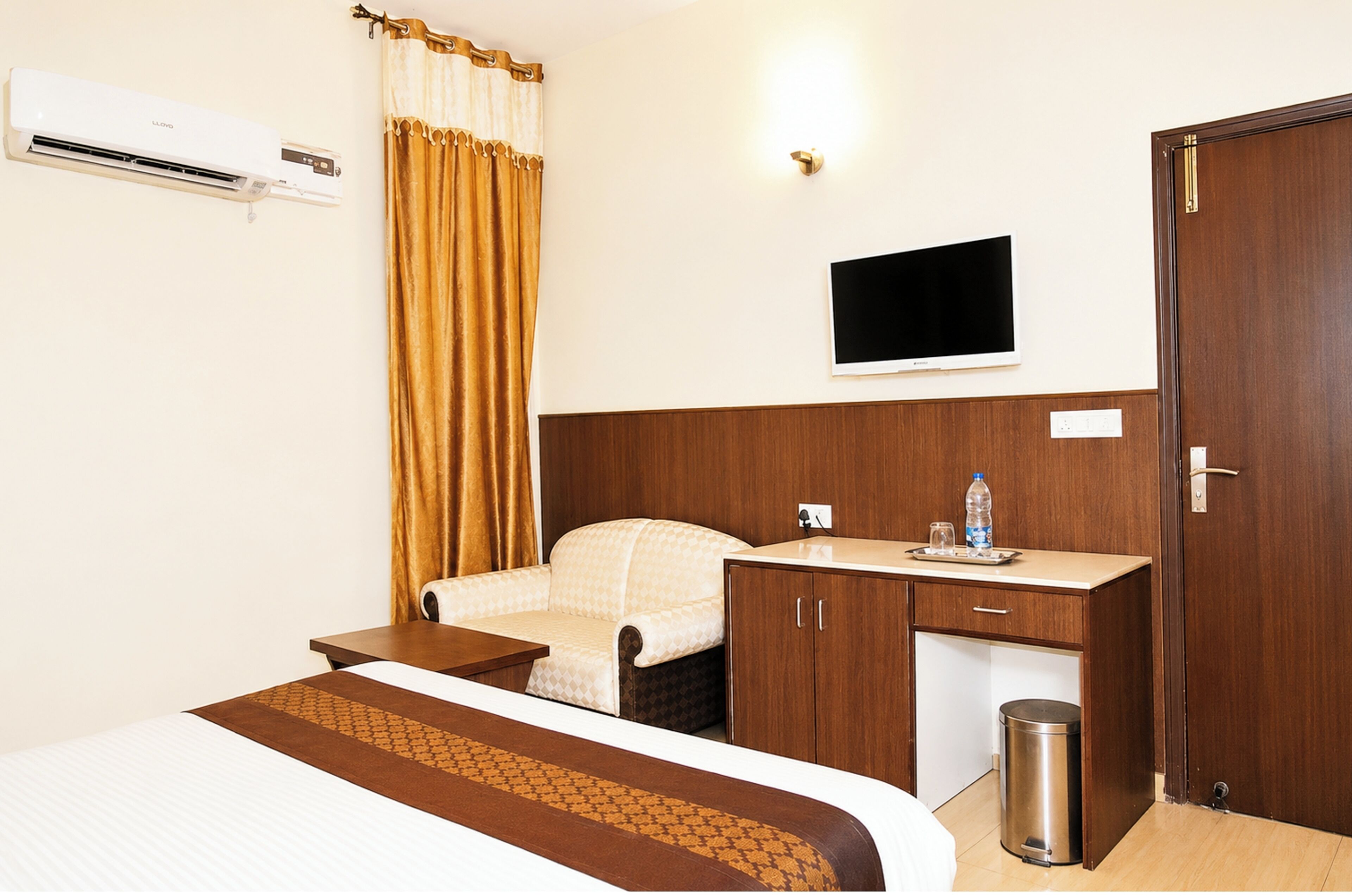 Standard Double Room, Multiple Beds, Air conditioning | Hypo-allergenic bedding, desk, soundproofing, free WiFi