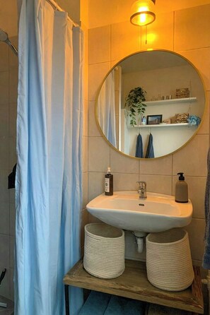 Shower - Small house by the beach and trails near Marielyst (Væggerløse)