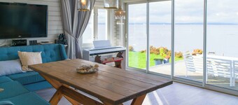 Cozy seaside cabin with beachfront in Fulgevik