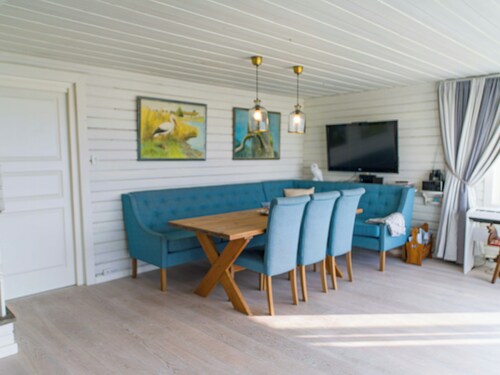 Cozy seaside cabin with beachfront in Fulgevik