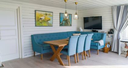 Cozy seaside cabin with beachfront in Fulgevik