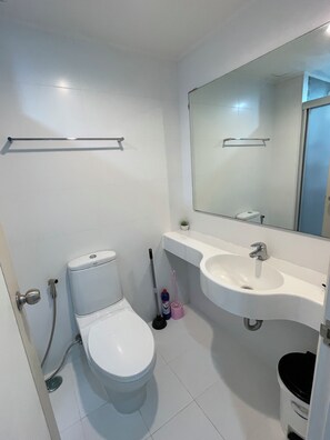 Hair dryer, towels, soap, toilet paper - 2-bedroom condo just oposit jomtien Pattaya beach (Muang Pattaya)