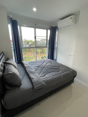 Free WiFi, bed sheets - 2-bedroom condo just oposit jomtien Pattaya beach (Muang Pattaya)