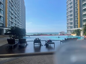 Outdoor pool - 2-bedroom condo just oposit jomtien Pattaya beach (Muang Pattaya)