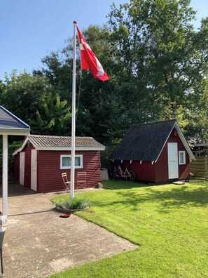 Property grounds - Cozy holiday home near Hvidbjerg beach (Børkop)