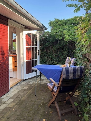 Outdoor dining - Cozy holiday home near Hvidbjerg beach (Børkop)
