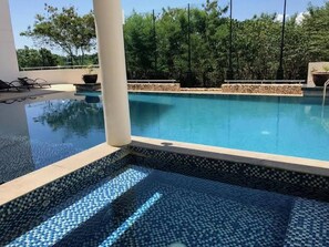 Appartement, 1 chambre, accessible aux personnes à mobilité réduite, patio | Piscine | Piscine extérieure