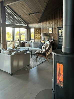 TV, fireplace - Modern cabin with views of Skeikampen (Svingvoll)