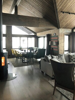 TV, fireplace - Modern cabin with views of Skeikampen (Svingvoll)