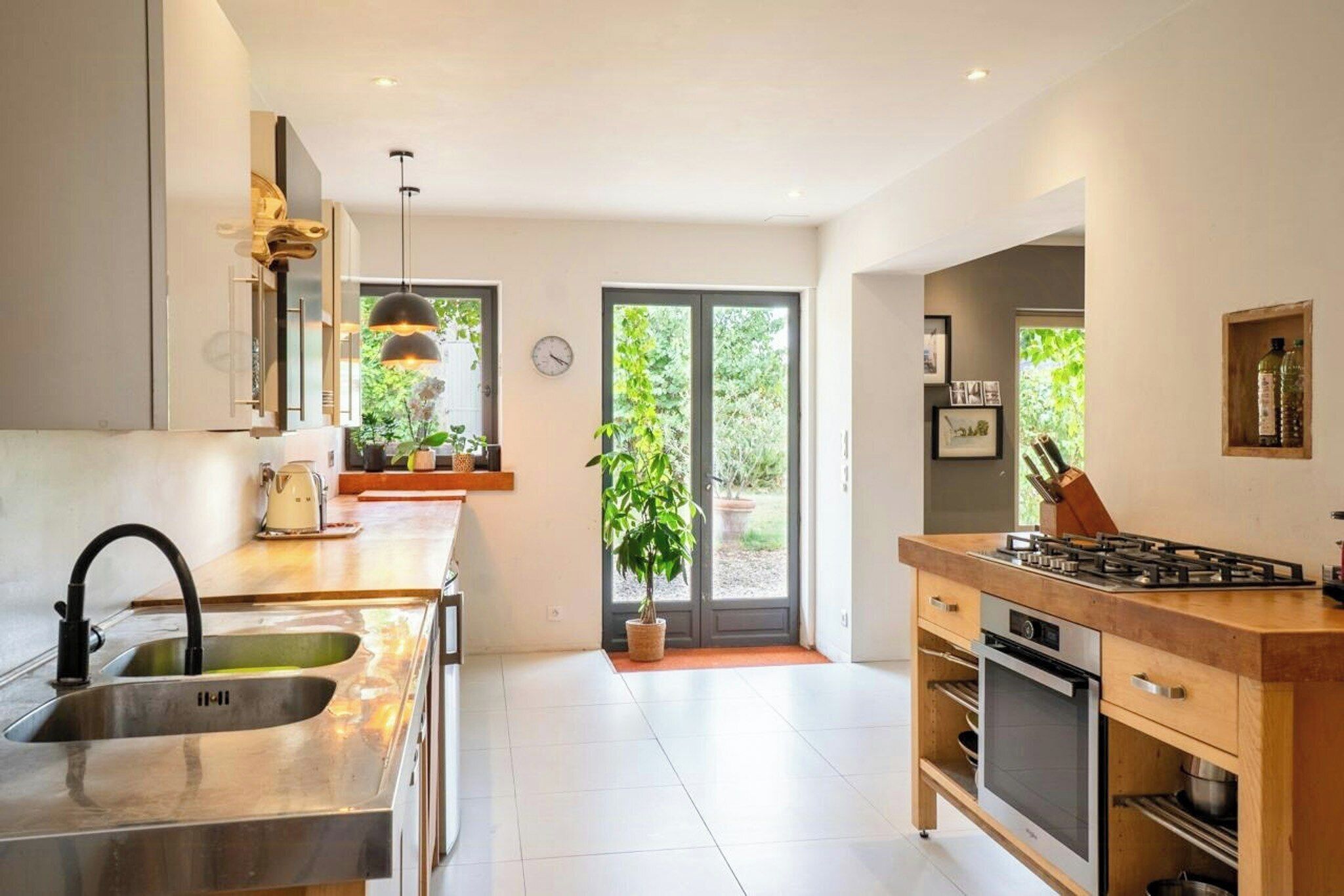 Microwave, oven, dishwasher, coffee/tea maker