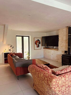 TV, fireplace - Riverside house with jetty near Cognac (Triac-Lautrait)