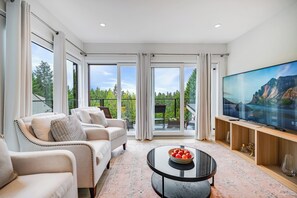 Living area - 5 Bedroom luxury retreat near Horseshoe Bay (West Vancouver)