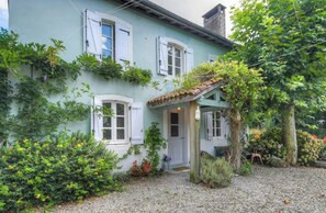 Exterior detail - Riverside house with farm animals in Béarn (Autevielle-Saint-Martin-Bideren)
