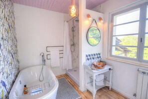 Bathroom - Riverside house with farm animals in Béarn (Autevielle-Saint-Martin-Bideren)