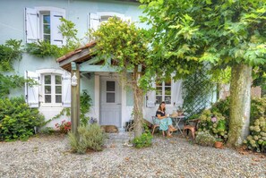 Outdoor dining - Riverside house with farm animals in Béarn (Autevielle-Saint-Martin-Bideren)