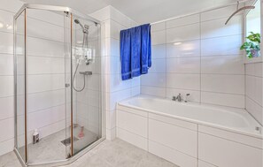 Bathroom - Stunning home in Billdal with WiFi (Billdal)
