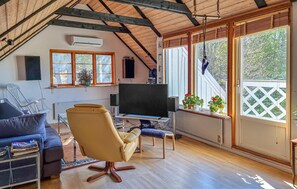 Smart TV, fireplace - Stunning home in Billdal with WiFi (Billdal)