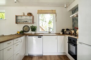 Microwave, oven, dishwasher, coffee/tea maker - Togetherness in the cosy small house on Falster (Væggerløse)