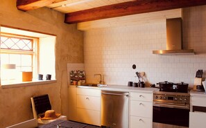 Horno, lavavajillas y cafetera y tetera 