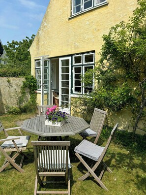 Outdoor dining - Villa from 1917 high above Tisvildeleje (Tisvilde)