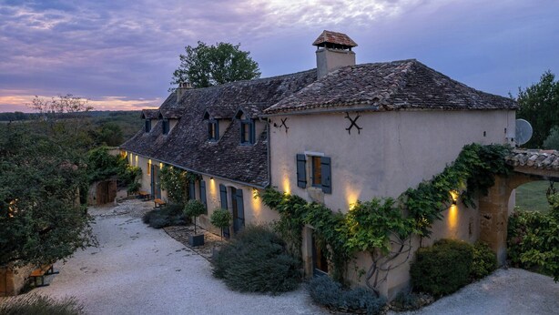 A traditional stone house with a gravel driveway, ivy-covered walls, and a chimney. - Large 16th century farm estate in Dordogne (Sainte Croix)
