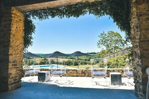 Terrace/patio - Large 16th century farm estate in Dordogne (Sainte Croix)