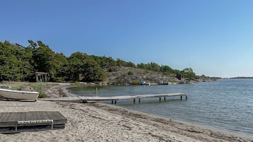 Una spiaggia nelle vicinanze, pesca
