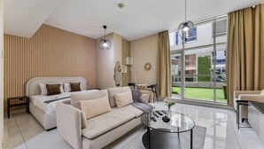 En moderne stue med sofa, sofabord og spiseplads.