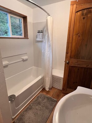 Serviettes fournies, savon, papier toilette