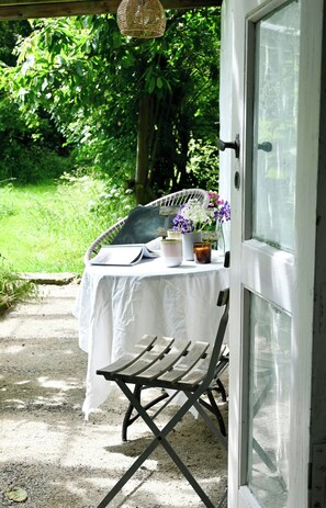 Outdoor dining - Charming summer house on North Langeland (Tranekær)