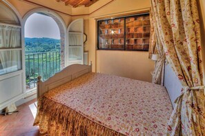 Free WiFi - Hillside apartment with pool and view near Lucca (San Lorenzo di Moriano)