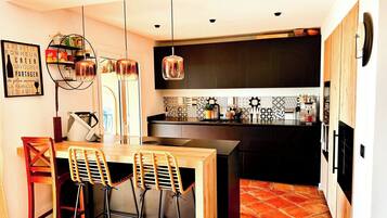 Microwave, oven, dishwasher, coffee/tea maker