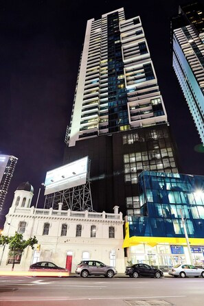 A tall building with a modern design, featuring a large billboard and a glass facade. - Exclusive Stays - Mainpoint (Southbank)