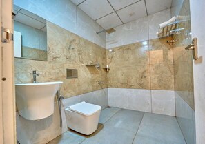 Chambre Standard, patio | Salle de bain