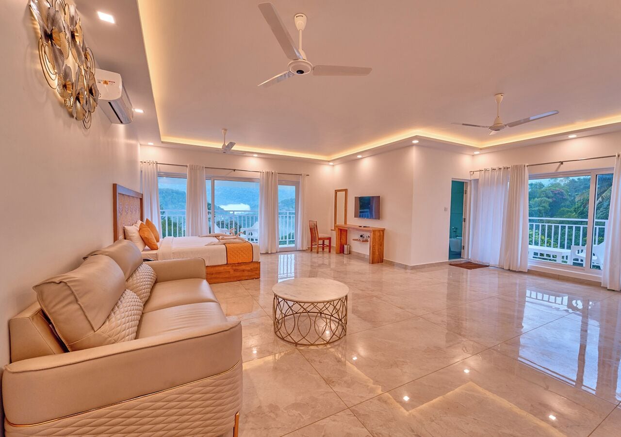 Superior Room, Balcony, Pool View | Living area