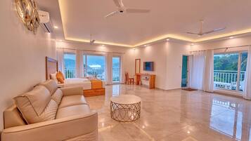 Superior Room, Balcony, Pool View | Living area