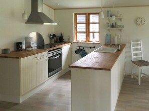 Oven, dishwasher, coffee/tea maker - Summerhouse near Marielyst beach with large garden (Væggerløse)