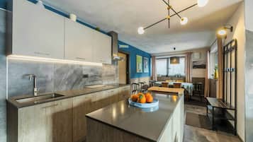 Microwave, oven, dishwasher, coffee/tea maker