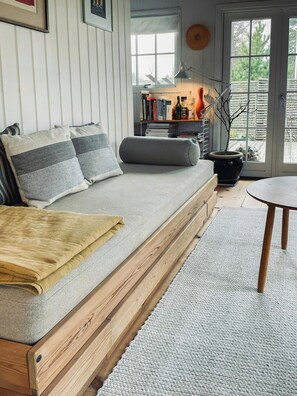 TV, fireplace - Ban-Heiwa, close to beach and nature (Store Fuglede)