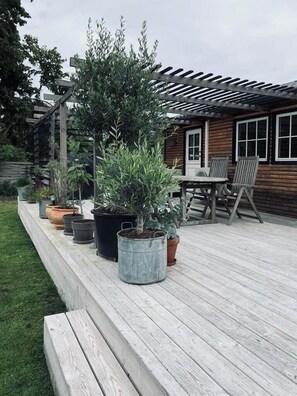 Outdoor dining - Ban-Heiwa, close to beach and nature (Store Fuglede)
